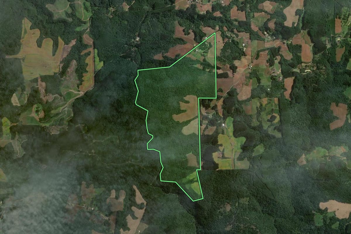 Imagem de satélite do imóvel rural em Itaiópolis (SC), com o contorno declarado no CAR desenhado por cima.