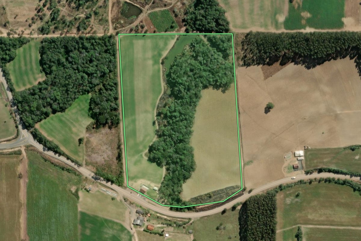 Imagem de satélite do imóvel rural em Itaiópolis (SC), com o contorno declarado no CAR desenhado por cima.