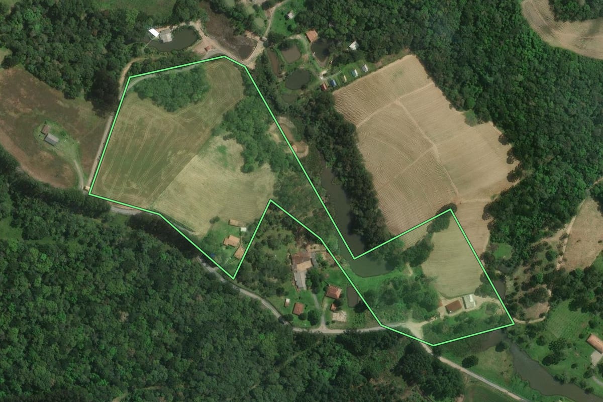 Imagem de satélite do imóvel rural em Itaiópolis (SC), com o contorno declarado no CAR desenhado por cima.
