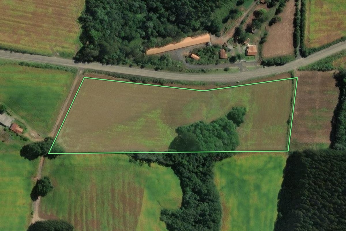 Imagem de satélite do imóvel rural em Itaiópolis (SC), com o contorno declarado no CAR desenhado por cima.