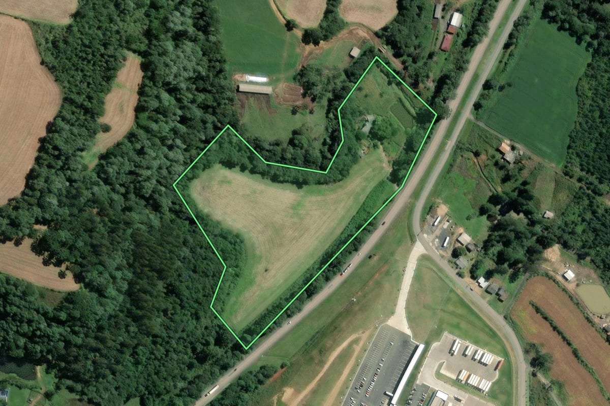Imagem de satélite do imóvel rural em Itaiópolis (SC), com o contorno declarado no CAR desenhado por cima.