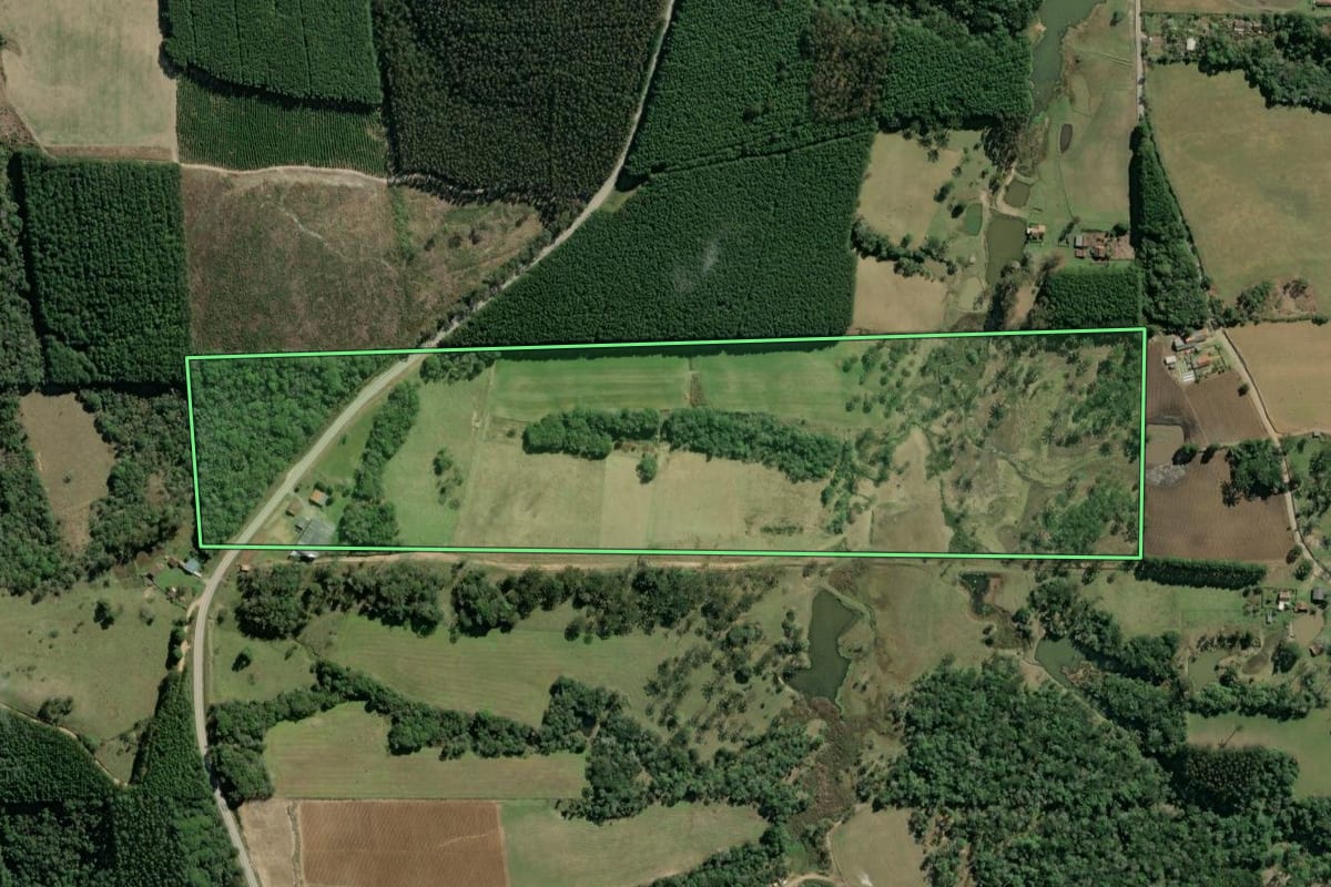 Imagem de satélite do imóvel rural em Itaiópolis (SC), com o contorno declarado no CAR desenhado por cima.