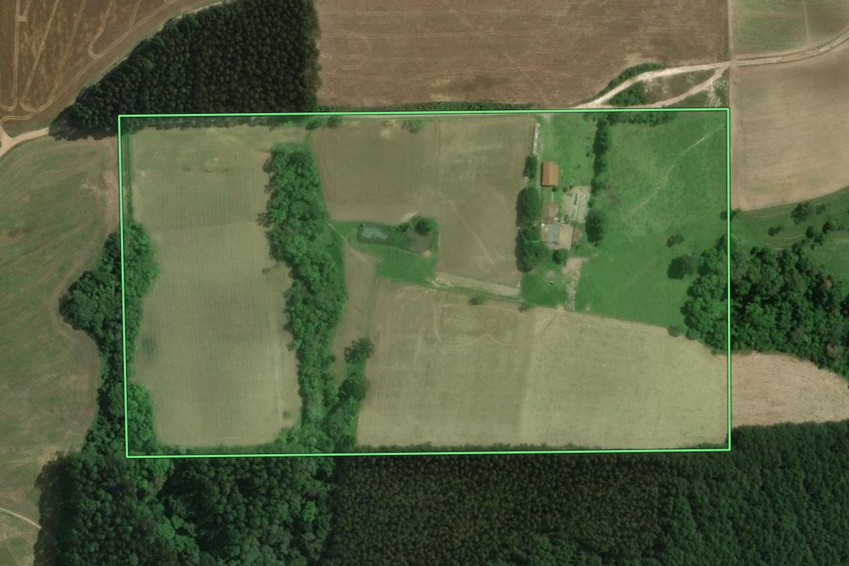Imagem de satélite do imóvel rural em Itaiópolis (SC), com o contorno declarado no CAR desenhado por cima.