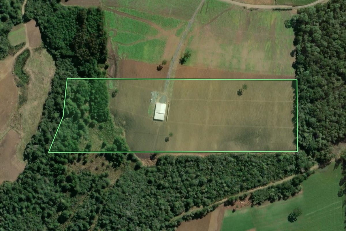 Imagem de satélite do imóvel rural em Itaiópolis (SC), com o contorno declarado no CAR desenhado por cima.