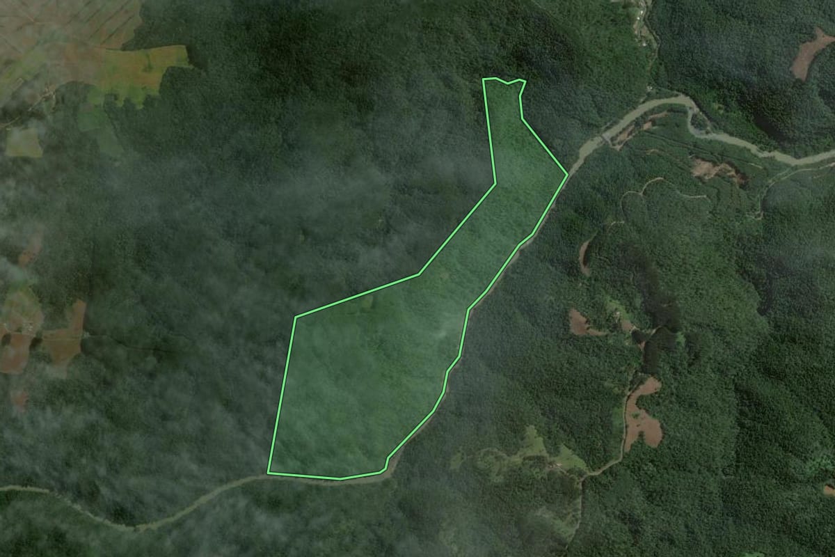 Imagem de satélite do imóvel rural em Itaiópolis (SC), com o contorno declarado no CAR desenhado por cima.