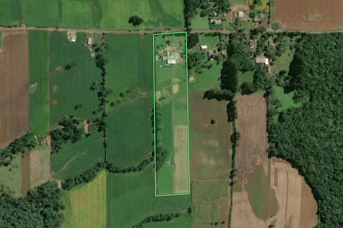 Imagem de satélite do imóvel rural em Itaiópolis (SC), com o contorno declarado no CAR desenhado por cima.