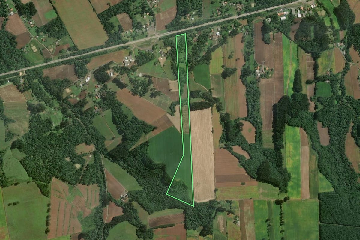 Imagem de satélite do imóvel rural em Itaiópolis (SC), com o contorno declarado no CAR desenhado por cima.