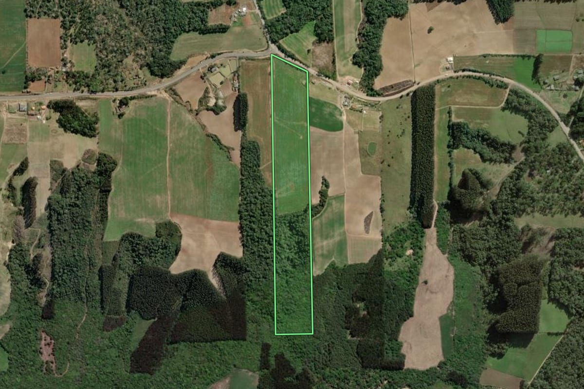 Imagem de satélite do imóvel rural em Itaiópolis (SC), com o contorno declarado no CAR desenhado por cima.