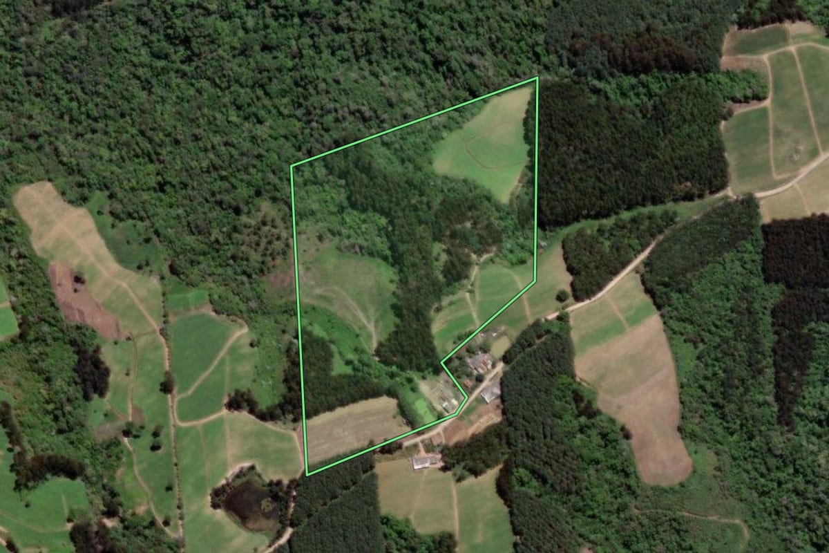 Imagem de satélite do imóvel rural em Itaiópolis (SC), com o contorno declarado no CAR desenhado por cima.