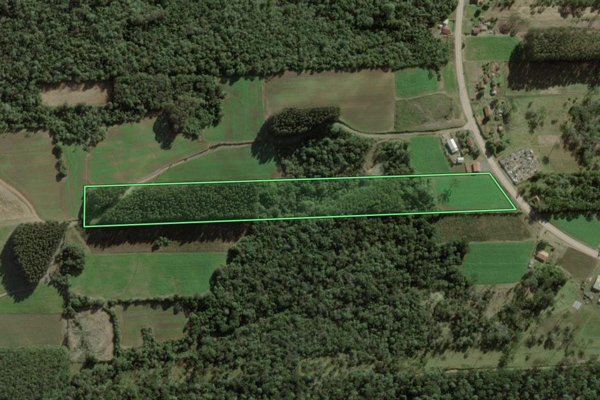 Imagem de satélite do imóvel rural em Itaiópolis (SC), com o contorno declarado no CAR desenhado por cima.