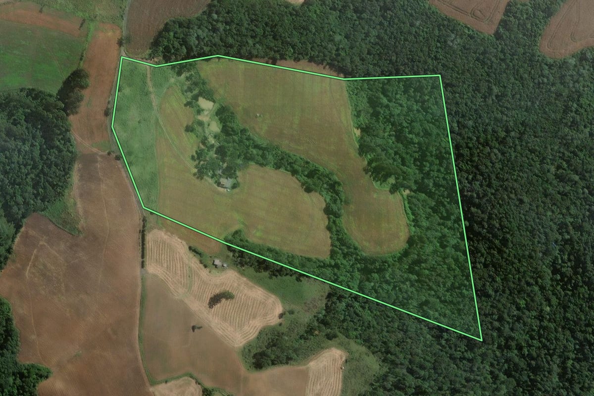 Imagem de satélite do imóvel rural em Itaiópolis (SC), com o contorno declarado no CAR desenhado por cima.