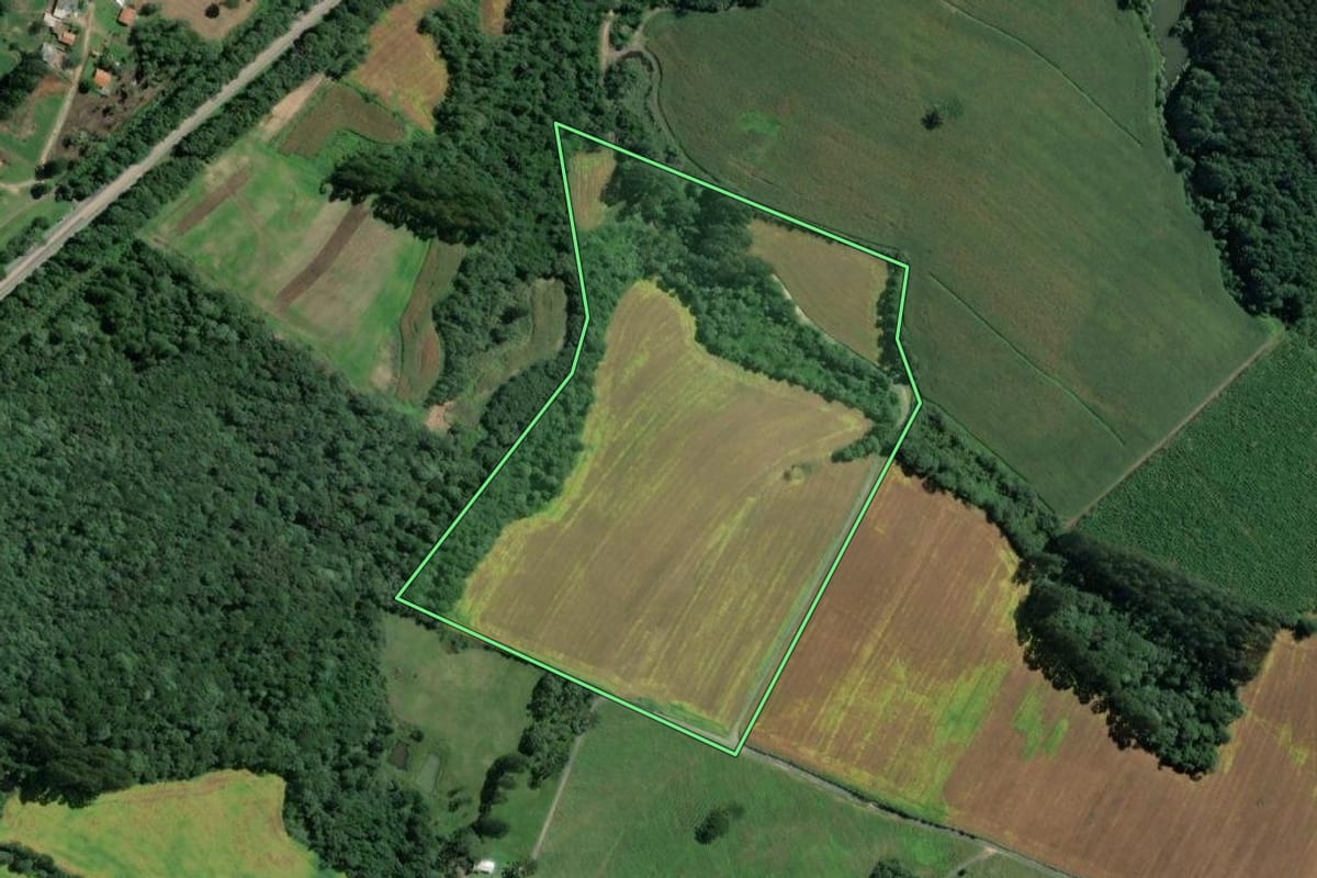 Imagem de satélite do imóvel rural em Itaiópolis (SC), com o contorno declarado no CAR desenhado por cima.