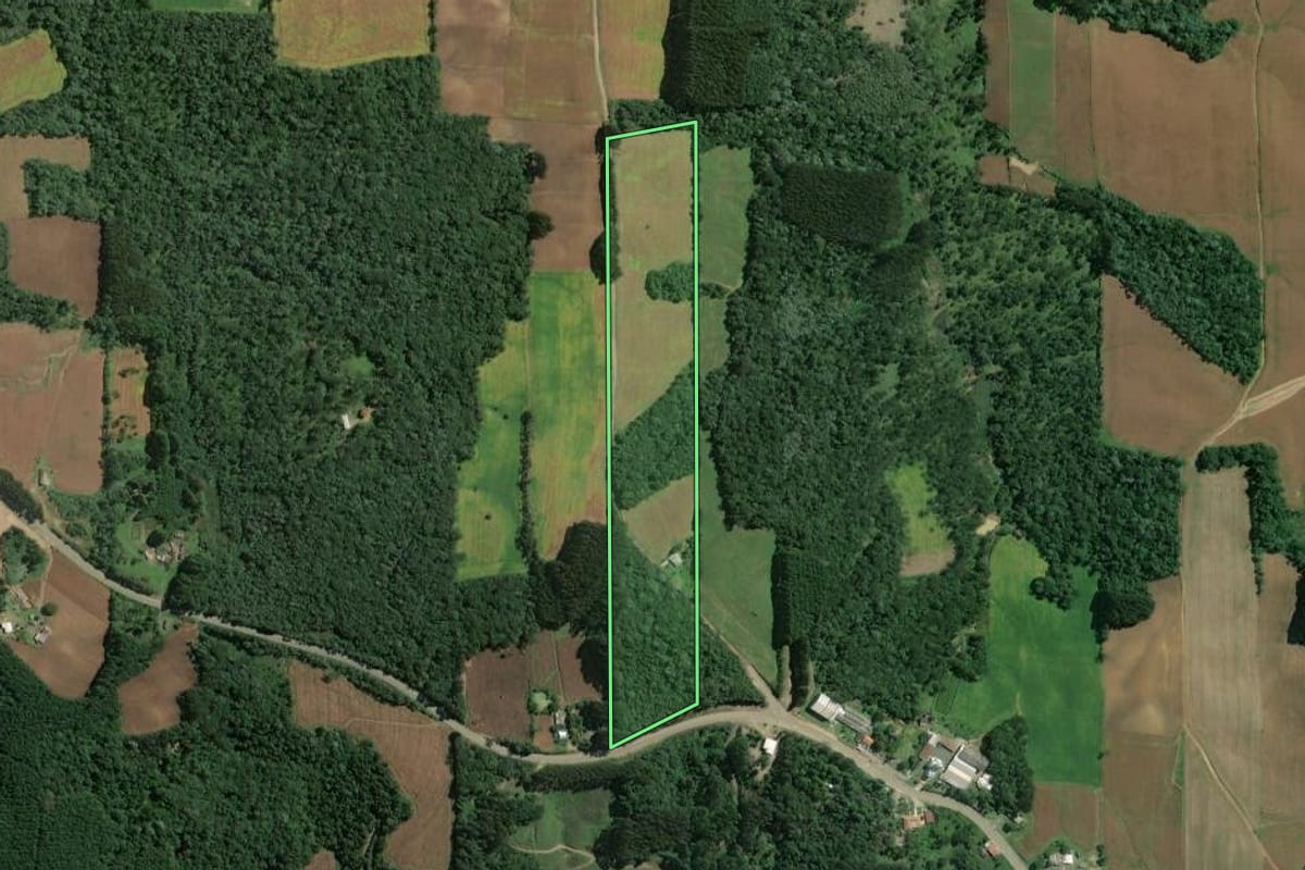 Imagem de satélite do imóvel rural em Itaiópolis (SC), com o contorno declarado no CAR desenhado por cima.