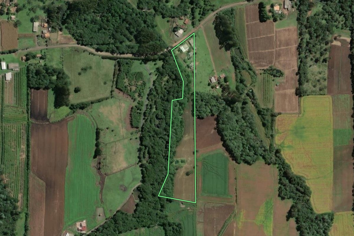 Imagem de satélite do imóvel rural em Itaiópolis (SC), com o contorno declarado no CAR desenhado por cima.