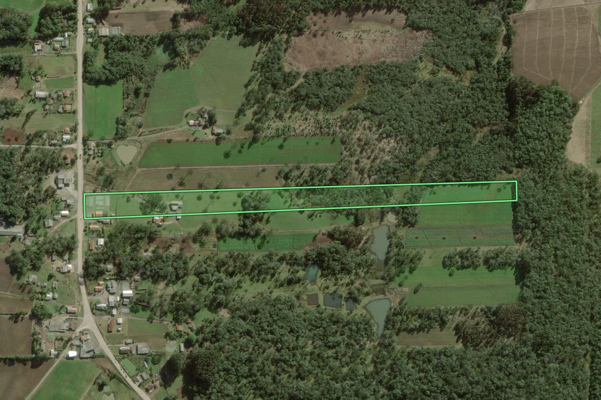 Imagem de satélite do imóvel rural em Itaiópolis (SC), com o contorno declarado no CAR desenhado por cima.