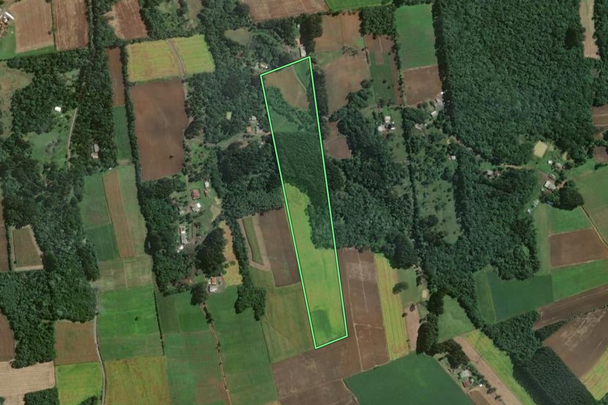Imagem de satélite do imóvel rural em Itaiópolis (SC), com o contorno declarado no CAR desenhado por cima.