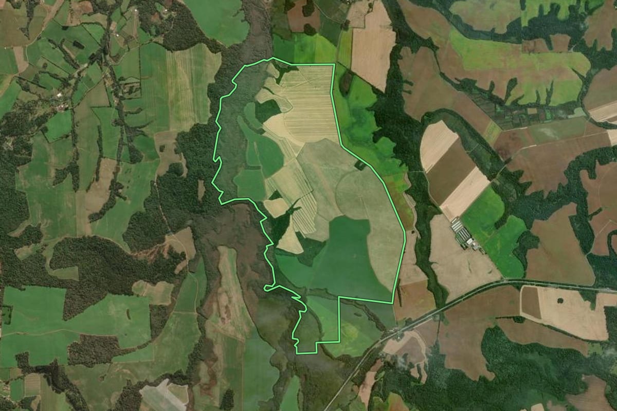 Imagem de satélite do imóvel rural em Itaiópolis (SC), com o contorno declarado no CAR desenhado por cima.