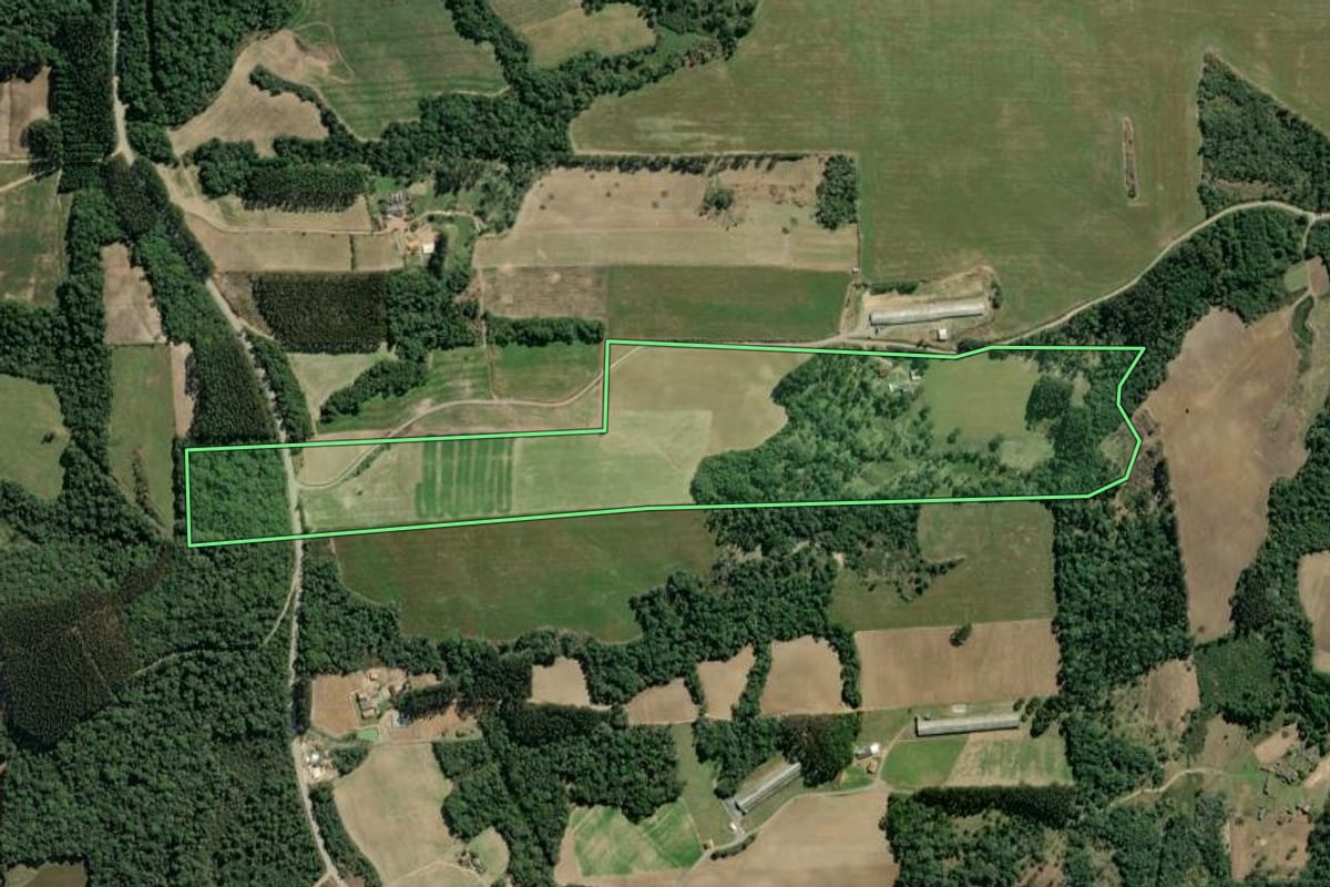 Imagem de satélite do imóvel rural em Itaiópolis (SC), com o contorno declarado no CAR desenhado por cima.