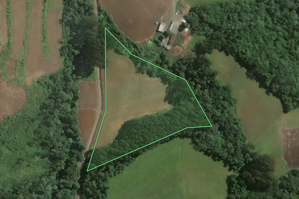 Imagem de satélite do imóvel rural em Itaiópolis (SC), com o contorno declarado no CAR desenhado por cima.
