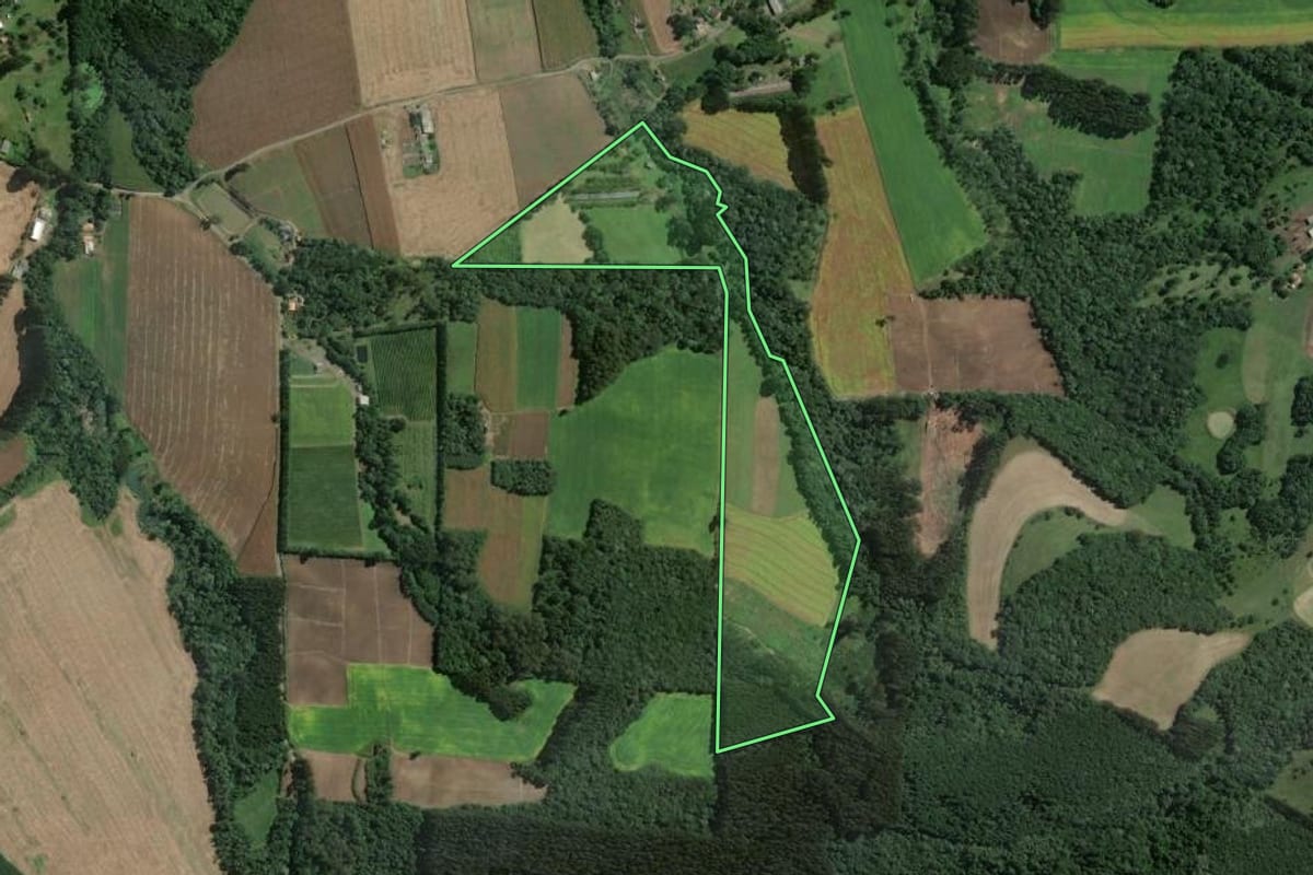 Imagem de satélite do imóvel rural em Itaiópolis (SC), com o contorno declarado no CAR desenhado por cima.