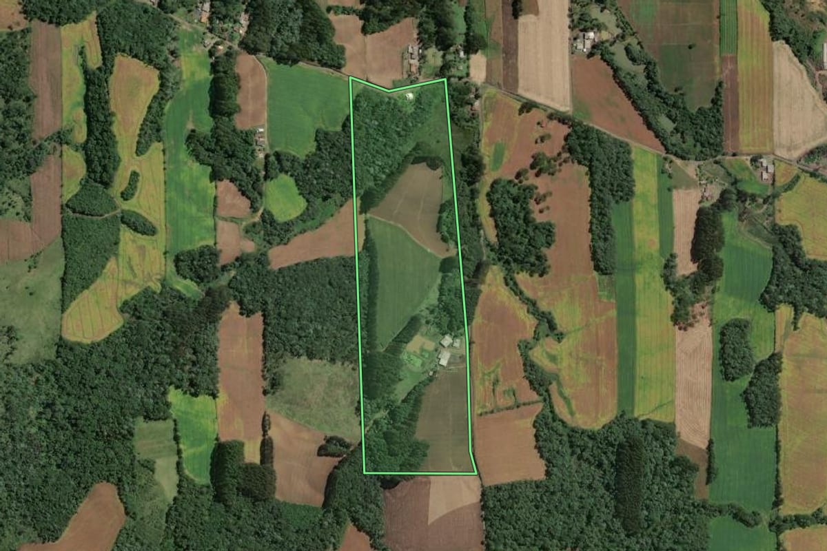 Imagem de satélite do imóvel rural em Itaiópolis (SC), com o contorno declarado no CAR desenhado por cima.