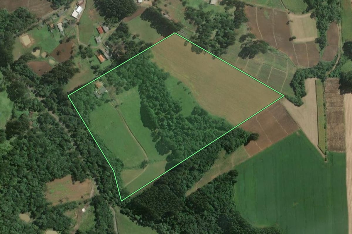 Imagem de satélite do imóvel rural em Itaiópolis (SC), com o contorno declarado no CAR desenhado por cima.