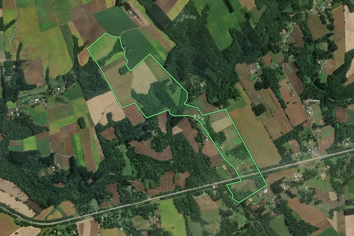 Imagem de satélite do imóvel rural em Itaiópolis (SC), com o contorno declarado no CAR desenhado por cima.