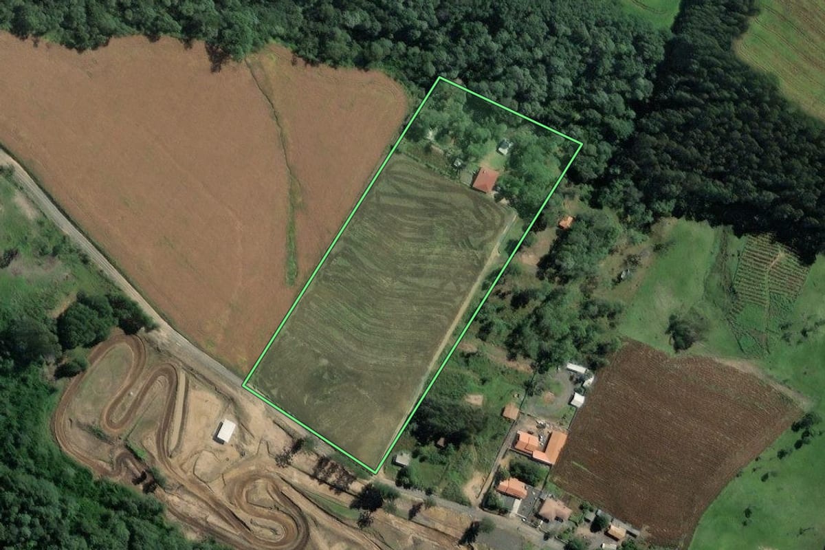 Imagem de satélite do imóvel rural em Itaiópolis (SC), com o contorno declarado no CAR desenhado por cima.