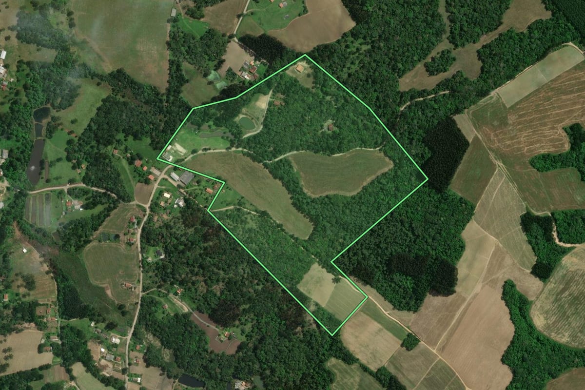 Imagem de satélite do imóvel rural em Itaiópolis (SC), com o contorno declarado no CAR desenhado por cima.