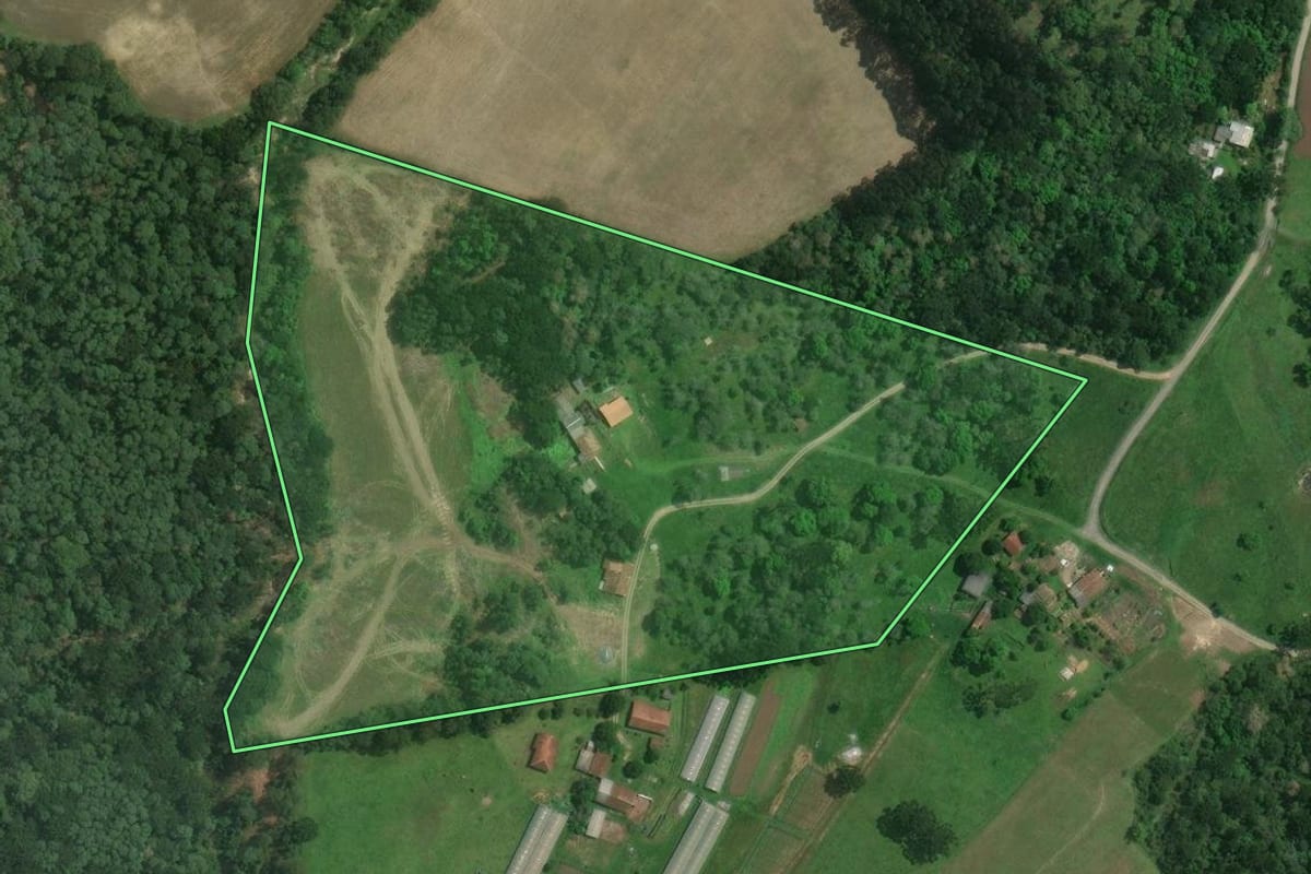 Imagem de satélite do imóvel rural em Itaiópolis (SC), com o contorno declarado no CAR desenhado por cima.