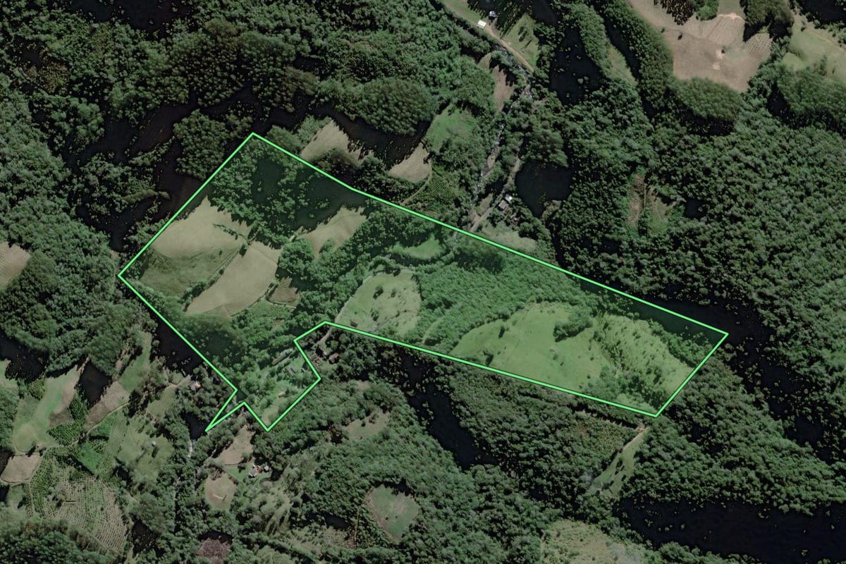 Imagem de satélite do imóvel rural em Itaiópolis (SC), com o contorno declarado no CAR desenhado por cima.