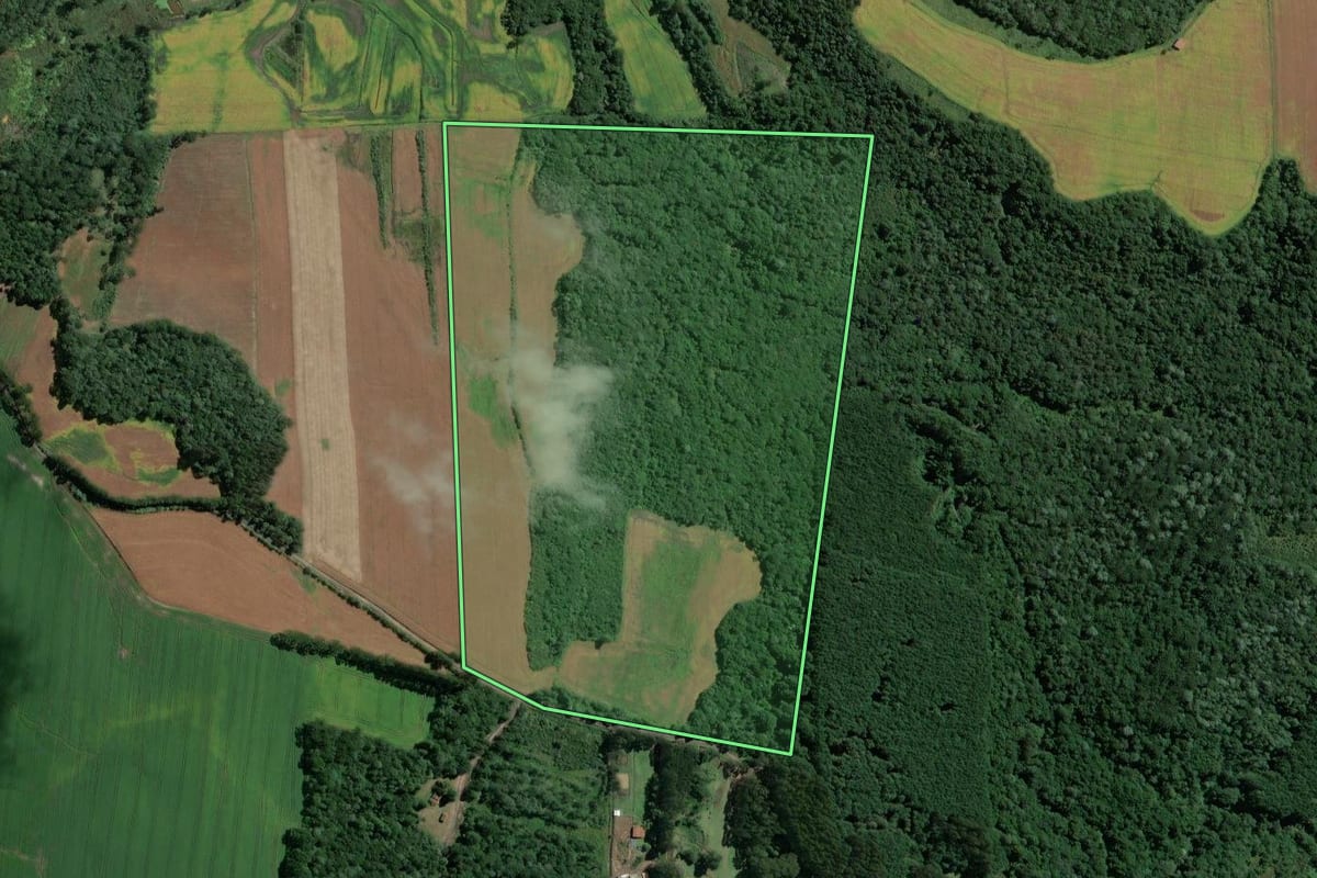 Imagem de satélite do imóvel rural em Itaiópolis (SC), com o contorno declarado no CAR desenhado por cima.