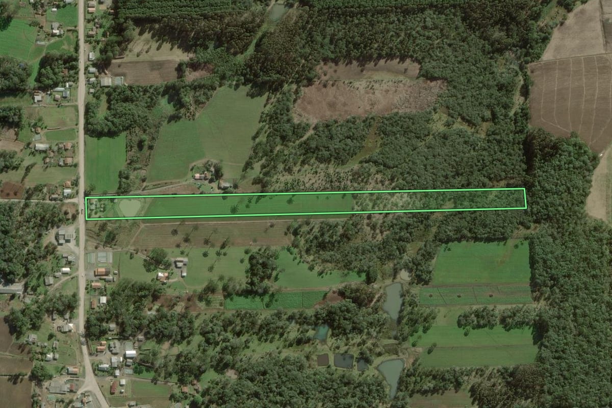 Imagem de satélite do imóvel rural em Itaiópolis (SC), com o contorno declarado no CAR desenhado por cima.