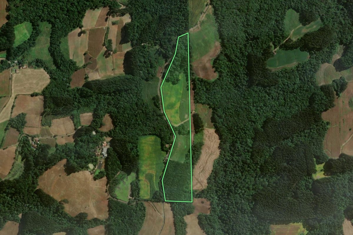 Imagem de satélite do imóvel rural em Itaiópolis (SC), com o contorno declarado no CAR desenhado por cima.
