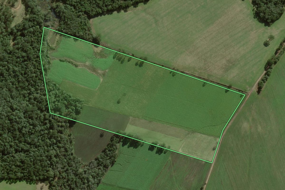 Imagem de satélite do imóvel rural em Itaiópolis (SC), com o contorno declarado no CAR desenhado por cima.