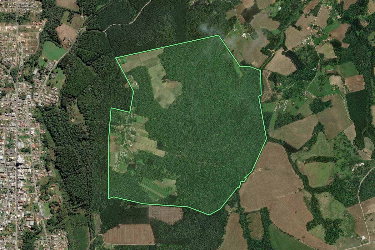Imagem de satélite do imóvel rural em Itaiópolis (SC), com o contorno declarado no CAR desenhado por cima.