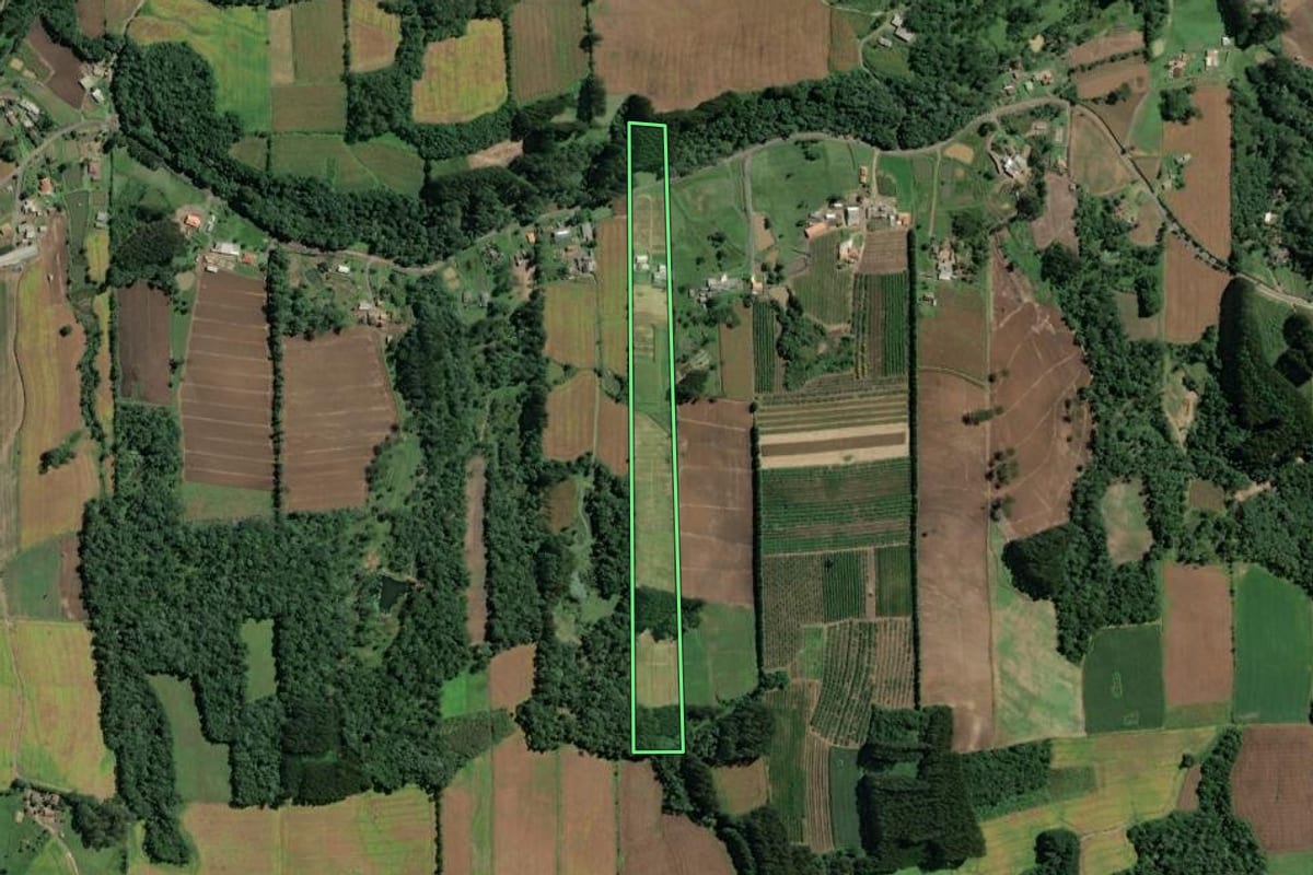 Imagem de satélite do imóvel rural em Itaiópolis (SC), com o contorno declarado no CAR desenhado por cima.