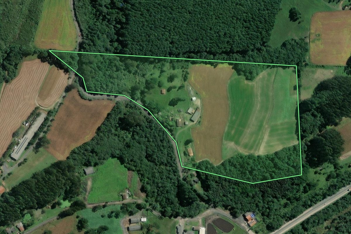 Imagem de satélite do imóvel rural em Itaiópolis (SC), com o contorno declarado no CAR desenhado por cima.