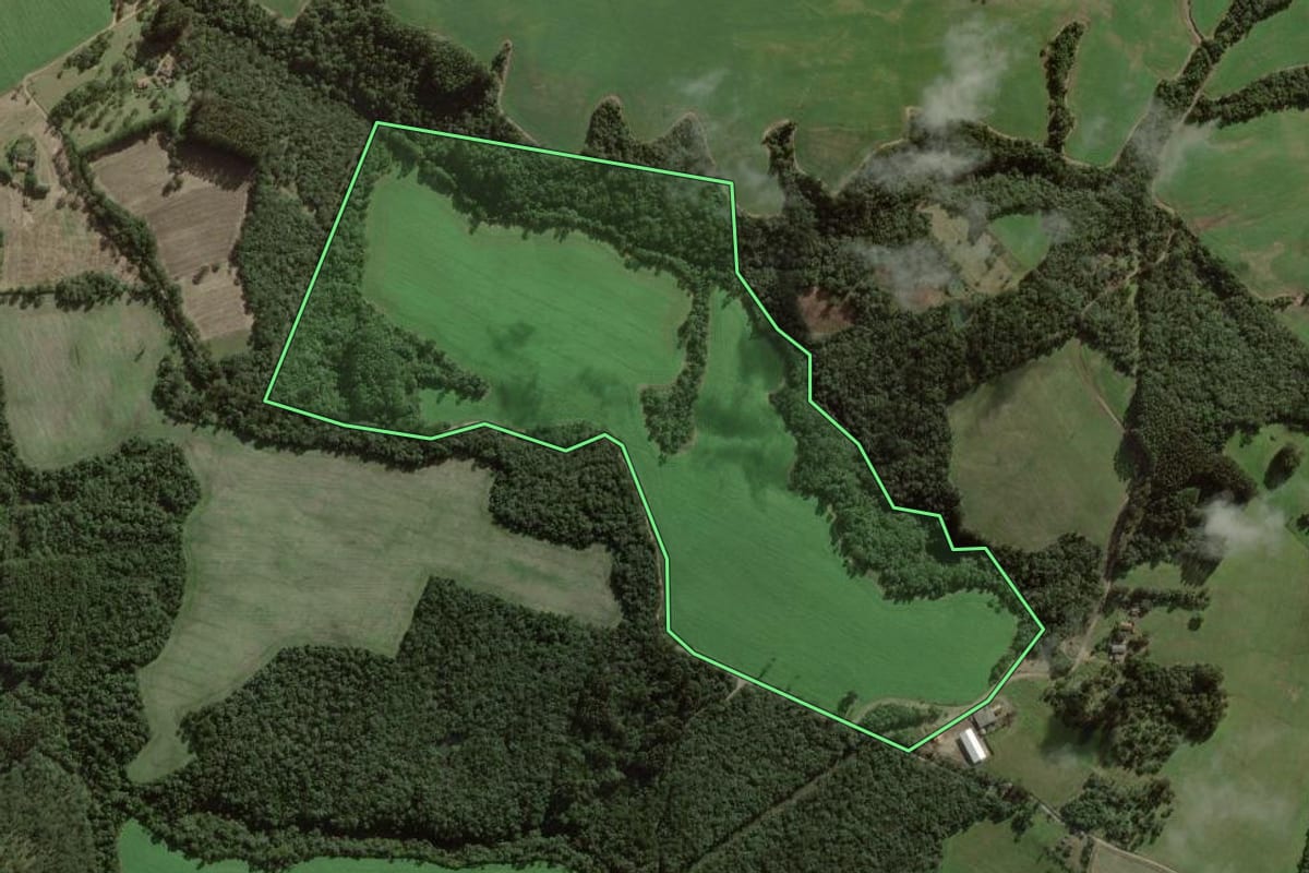 Imagem de satélite do imóvel rural em Itaiópolis (SC), com o contorno declarado no CAR desenhado por cima.
