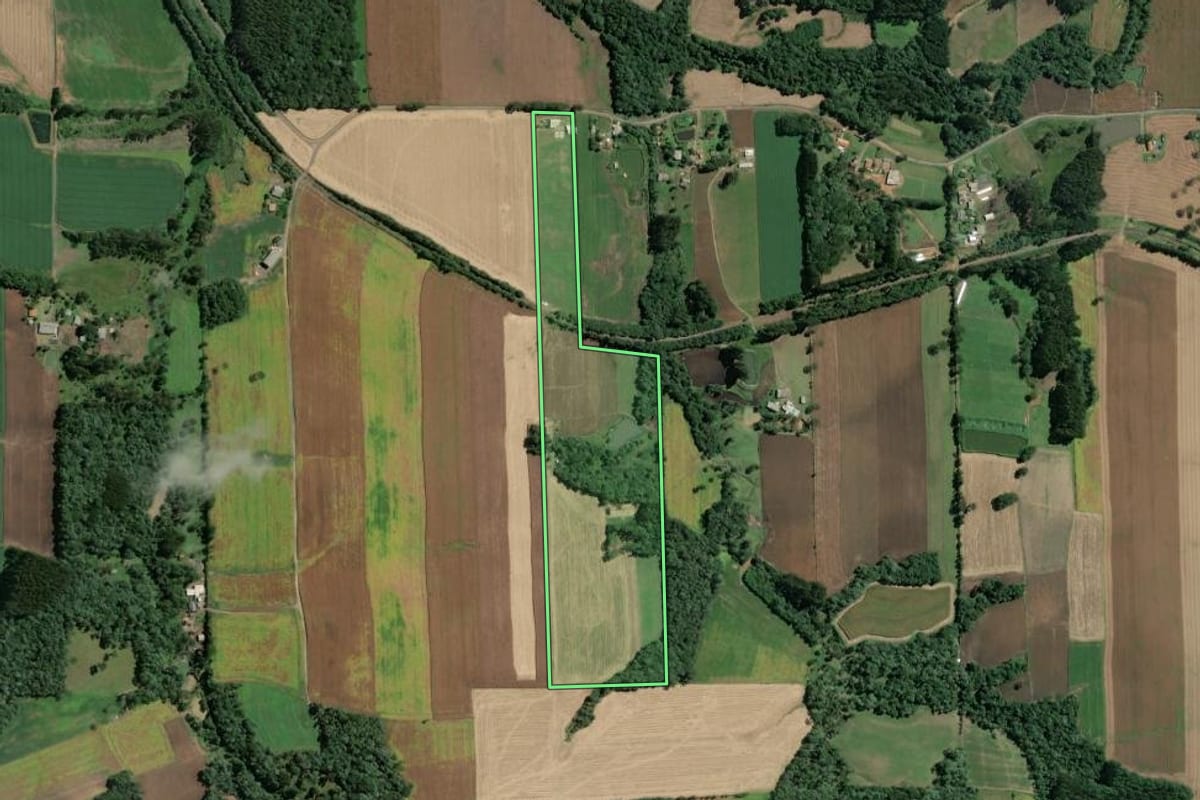 Imagem de satélite do imóvel rural em Itaiópolis (SC), com o contorno declarado no CAR desenhado por cima.
