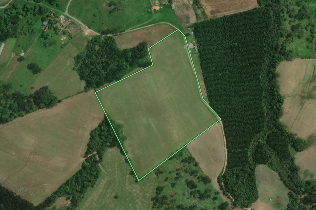 Imagem de satélite do imóvel rural em Itaiópolis (SC), com o contorno declarado no CAR desenhado por cima.