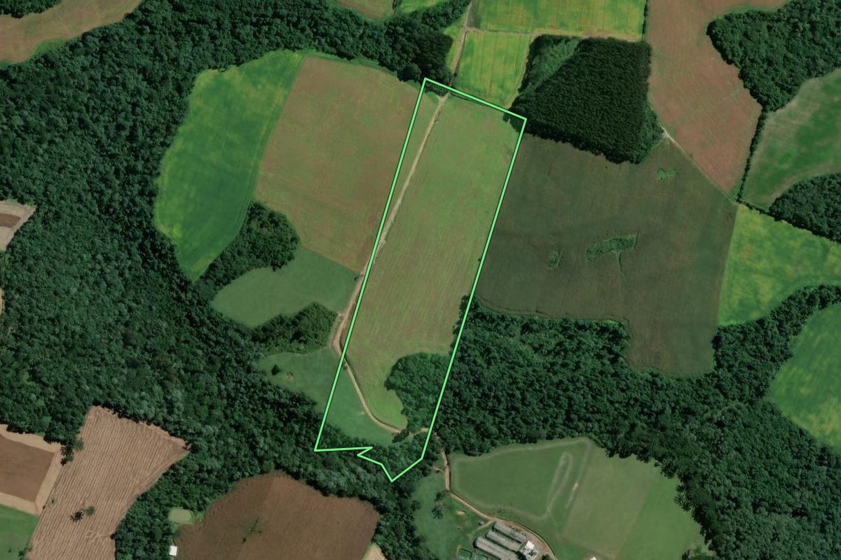 Imagem de satélite do imóvel rural em Itaiópolis (SC), com o contorno declarado no CAR desenhado por cima.