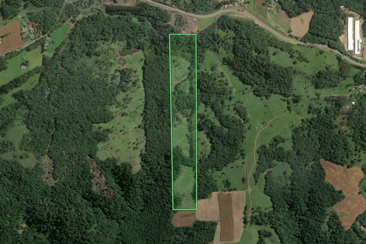 Imagem de satélite do imóvel rural em Itaiópolis (SC), com o contorno declarado no CAR desenhado por cima.