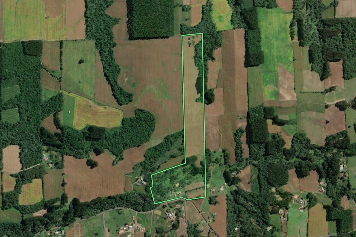 Imagem de satélite do imóvel rural em Itaiópolis (SC), com o contorno declarado no CAR desenhado por cima.