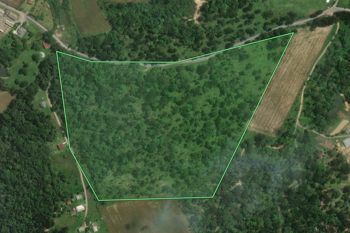 Imagem de satélite do imóvel rural em Itaiópolis (SC), com o contorno declarado no CAR desenhado por cima.