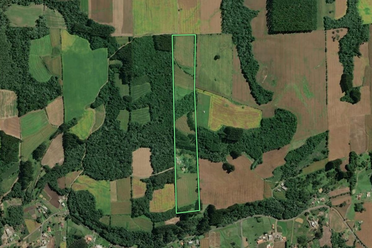 Imagem de satélite do imóvel rural em Itaiópolis (SC), com o contorno declarado no CAR desenhado por cima.