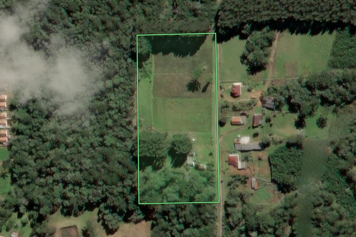 Imagem de satélite do imóvel rural em Itaiópolis (SC), com o contorno declarado no CAR desenhado por cima.