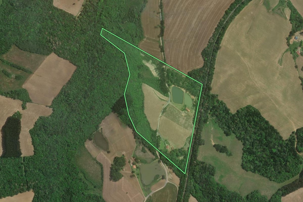 Imagem de satélite do imóvel rural em Itaiópolis (SC), com o contorno declarado no CAR desenhado por cima.
