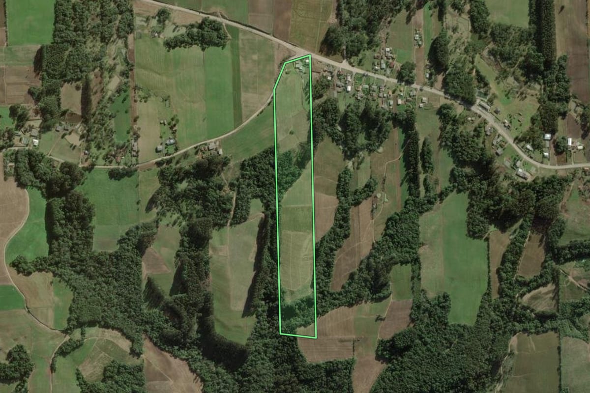 Imagem de satélite do imóvel rural em Itaiópolis (SC), com o contorno declarado no CAR desenhado por cima.