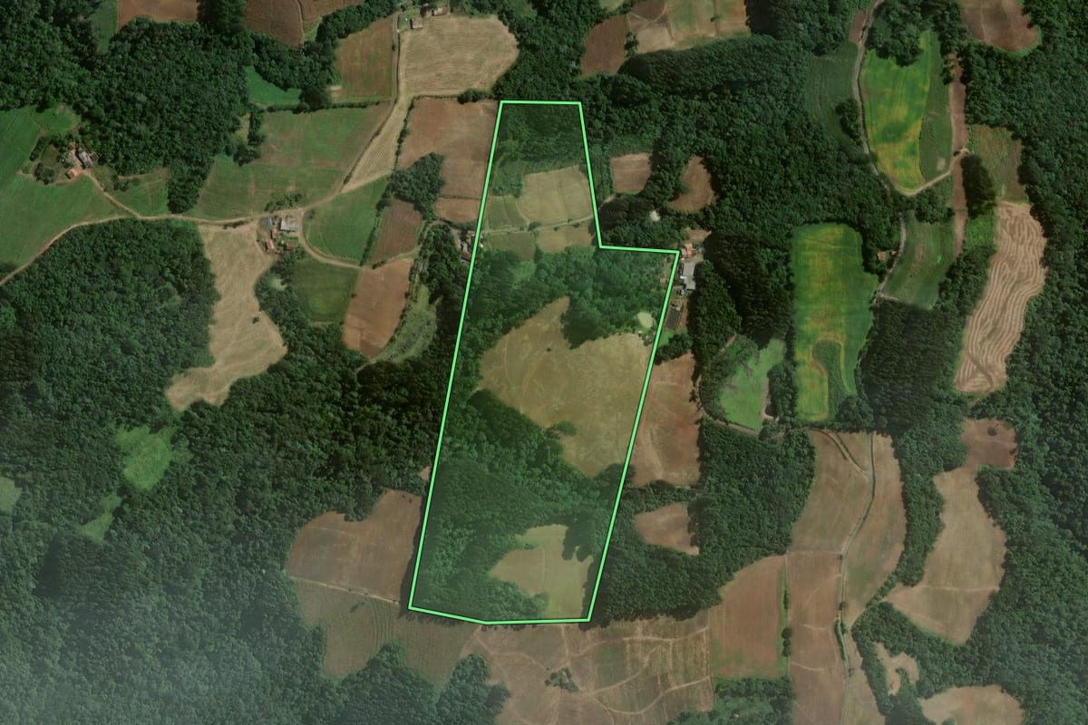 Imagem de satélite do imóvel rural em Itaiópolis (SC), com o contorno declarado no CAR desenhado por cima.